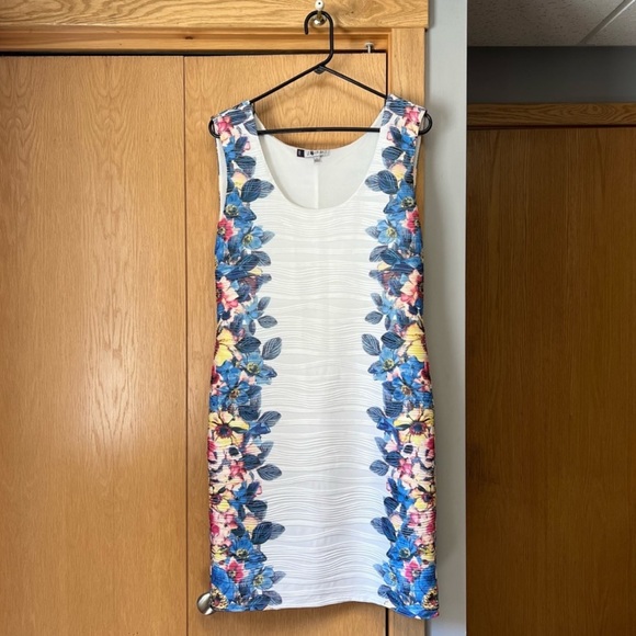 Jennifer Lopez Dresses & Skirts - Jennifer Lopez Floral Dress